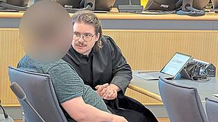 Anwalt Marius Hoser verspricht seinem Mandanten vor Beginn der Verhandlung am Regensburger Landgericht, sich für dessen Freilassung einzusetzen. Anwalt Marius Hoser verspricht seinem Mandanten vor Beginn der Verhandlung am Regensburger Landgericht, sich für dessen Freilassung einzusetzen.