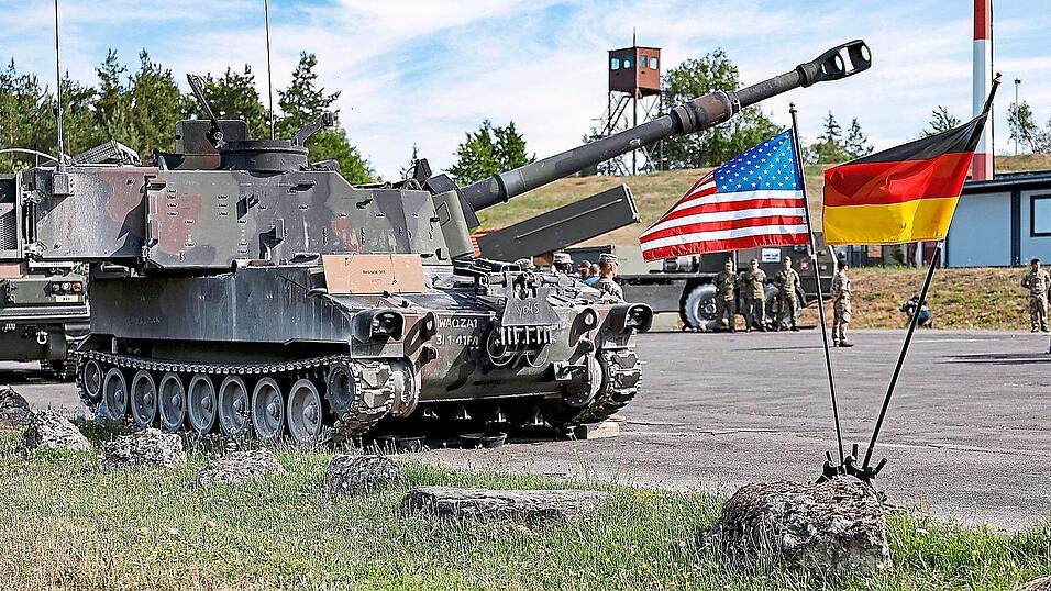 Sind multinationale Artillerie-Feuerübungen der US-Armee auf dem Truppenübungsplatz Grafenwöhr bald Geschichte? Sollte Donald Trump die kommende Wahl gewinnen, ist das laut Experten möglich. Sind multinationale Artillerie-Feuerübungen der US-Armee auf dem Truppenübungsplatz Grafenwöhr bald Geschichte? Sollte Donald Trump die kommende Wahl gewinnen, ist das laut Experten möglich.
