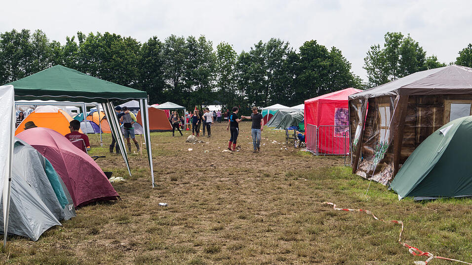 Auf dem Campingplatz lassen es die Pfingst-Open-Air-Besucher richtig krachen, aufgenommen von Regina H&ouml;lzel am Freitag.