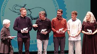 Jury-Präsidentin Barbara Schardt (links) überreichte den weißen Elefanten 2025 für Profi-Produktionen an (v.l.): Jannik Stein (TOGGO), Sebastian Grusnick („Grüße vom Mars“), Korbinian Durfter („Neue Geschichten vom Pumuckl“), Noel Dederichs („handy_crush“) und Corinna Mehner („Woodwalkers“).