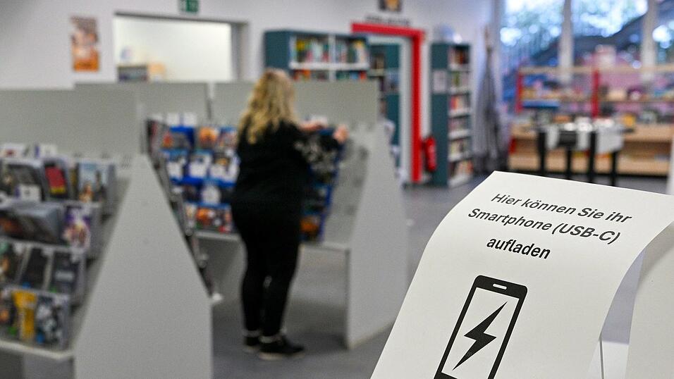 Die Gottfried-Benn-Bibliothek bietet Menschen im Gebiet ohne Strom die Möglichkeit, Smartphones zu laden und bietet auch Tee an. Die Gottfried-Benn-Bibliothek bietet Menschen im Gebiet ohne Strom die Möglichkeit, Smartphones zu laden und bietet auch Tee an.