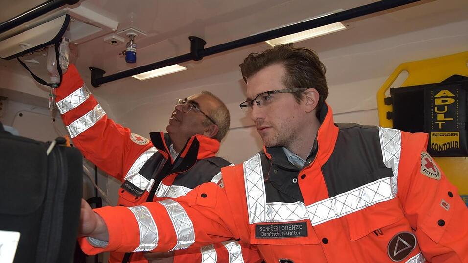 Konrad Hofmaier (li.) und Lorenzo Schr&ouml;er proben im Einsatzfahrzeug der HvO.