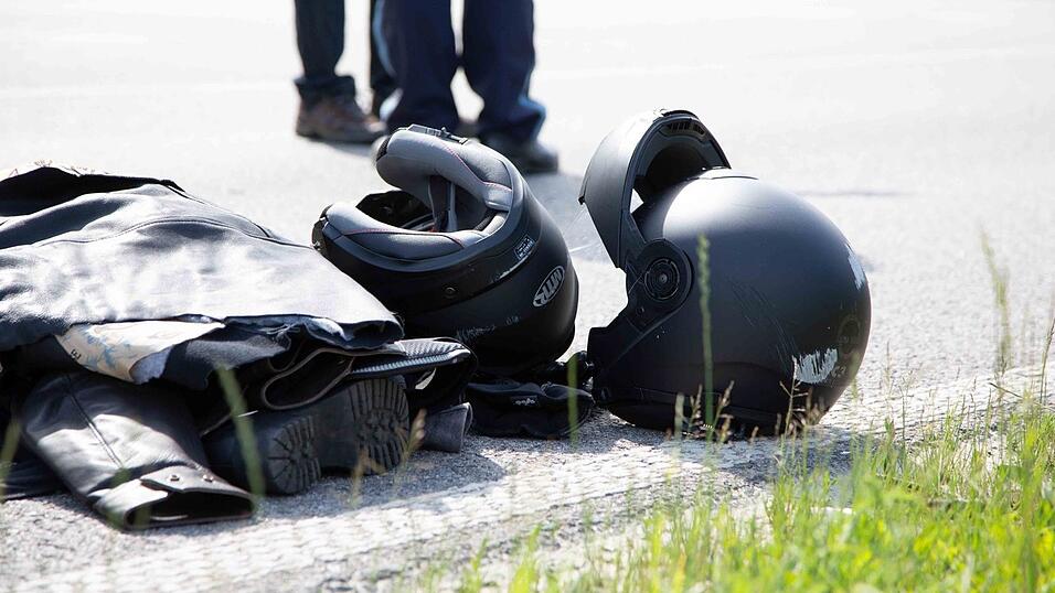 Bei dem Unfall sind laut Polizeiangaben zwei Menschen schwer verletzt worden.