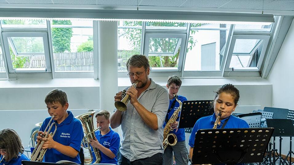 Gemeinsam spielten sie im Proberaum der Klasse die Europahymne.