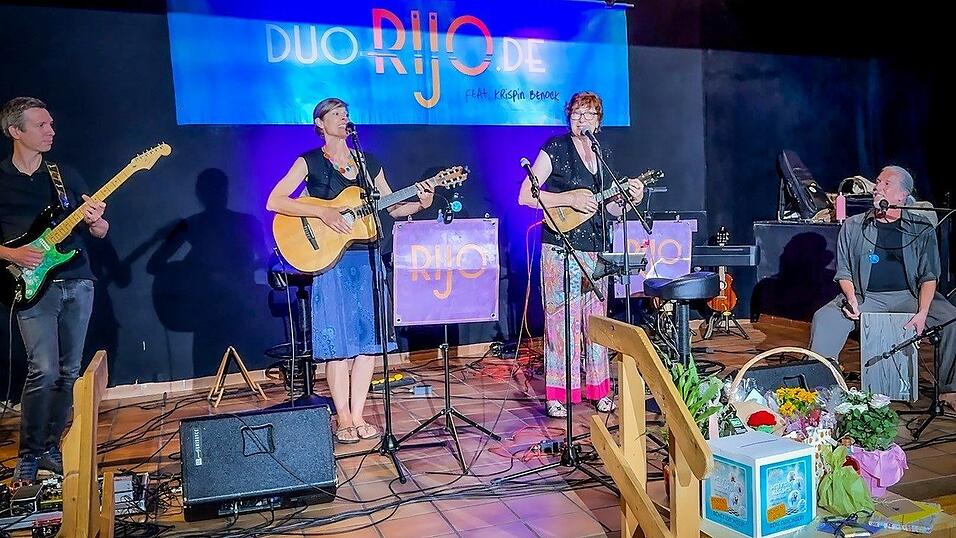 Anfang August spielte die Band „RIJO“ in der Formation mit Johanna Treffer (2. v. l.), Rica Mahlberg, Gitarrist Krispin Benock (links) und Cajonspieler Andy Werner ihr Benefizkonzert in Mauern. Anfang August spielte die Band „RIJO“ in der Formation mit Johanna Treffer (2. v. l.), Rica Mahlberg, Gitarrist Krispin Benock (links) und Cajonspieler Andy Werner ihr Benefizkonzert in Mauern.