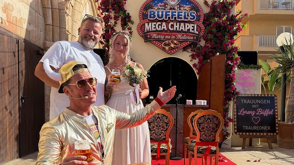 «Im Namen des Bieres»: Lorenz Büffel fungiert als Trauredner. «Im Namen des Bieres»: Lorenz Büffel fungiert als Trauredner.