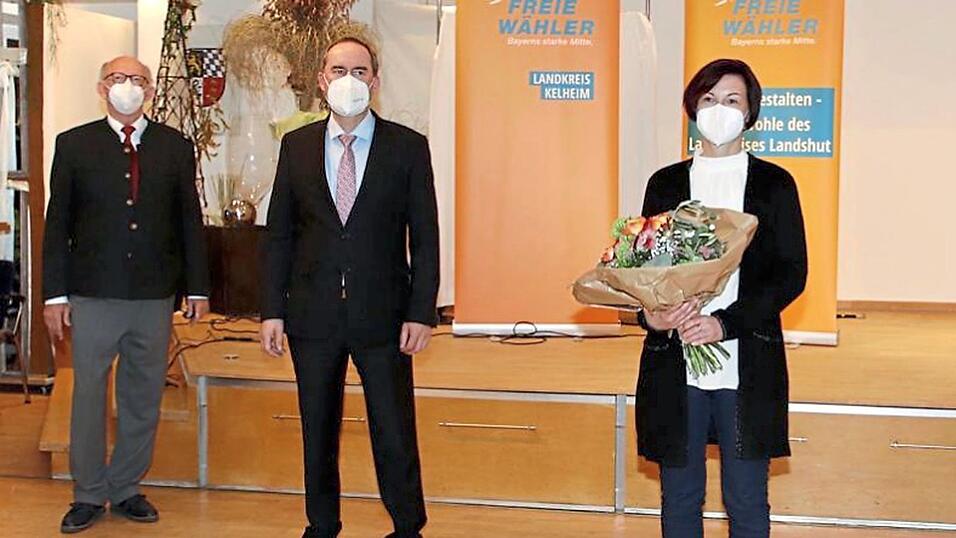 Die frisch gekürte Bewerberin um ein Bundestagsmandat für die Freien Wähler, Kerstin Haimerl-Kunze, mit Wirtschaftsminister Hubert Aiwanger, Landtagsabgeordnetem Hubert Faltermeier (links) und Kelheims FW-Kreisvorsitzendem Christian Nerb (rechts). Die frisch gekürte Bewerberin um ein Bundestagsmandat für die Freien Wähler, Kerstin Haimerl-Kunze, mit Wirtschaftsminister Hubert Aiwanger, Landtagsabgeordnetem Hubert Faltermeier (links) und Kelheims FW-Kreisvorsitzendem Christian Nerb (rechts).