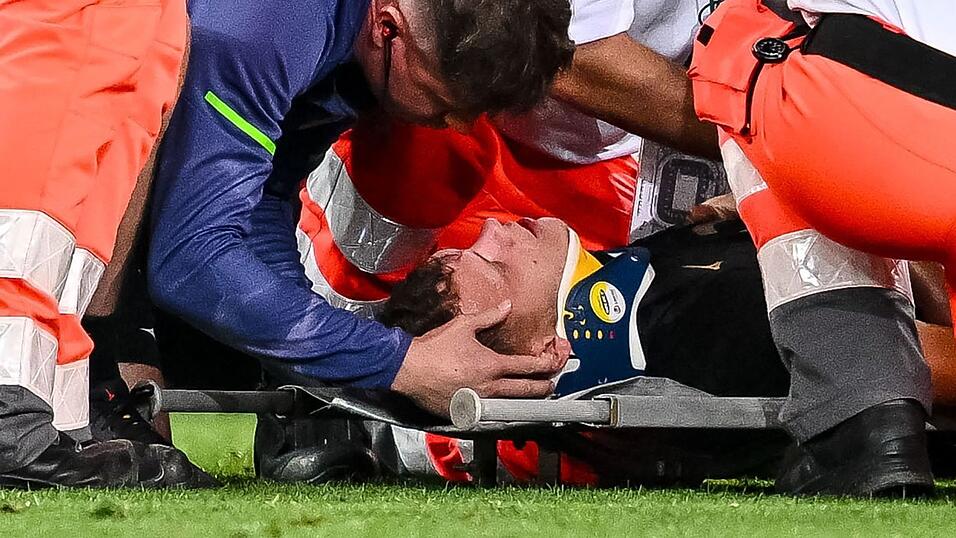 Augsburgs Robin Fellhauer verletzte sich am Ende des Spiels gegen Bayern am Kopf.