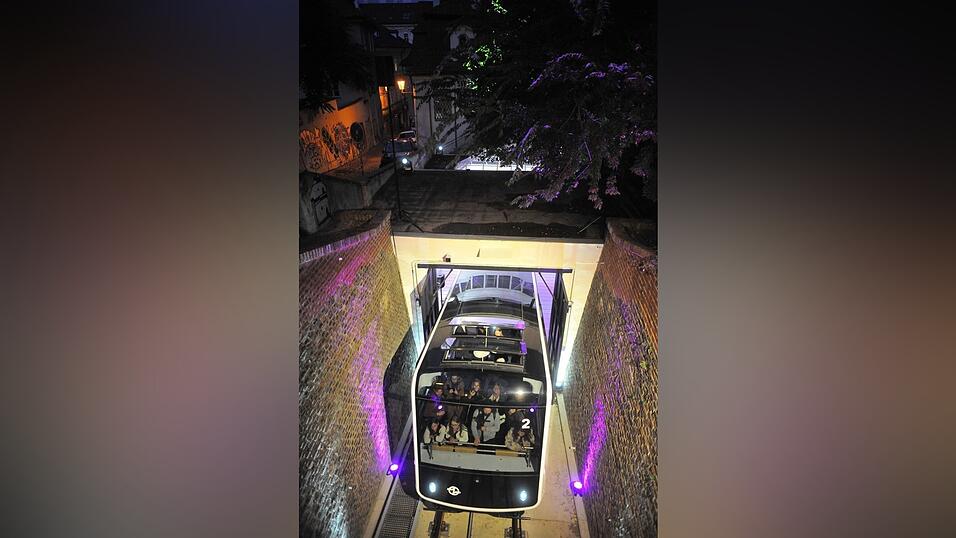In Prag ist die Standseilbahn auf den Hausberg Petrin (Laurenziberg) nach zweijährigen Bauarbeiten mit neuen Fahrzeugen wiedereröffnet worden. In Prag ist die Standseilbahn auf den Hausberg Petrin (Laurenziberg) nach zweijährigen Bauarbeiten mit neuen Fahrzeugen wiedereröffnet worden.