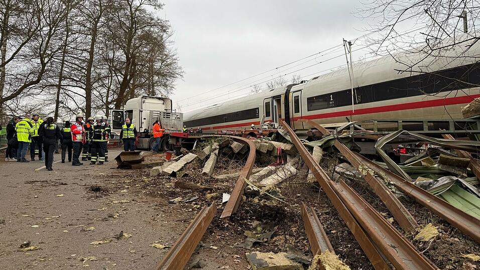 Am Stadtrand von Hamburg sind am Nachmittag ein ICE der Deutschen Bahn und ein Sattelzug zusammengestoßen.