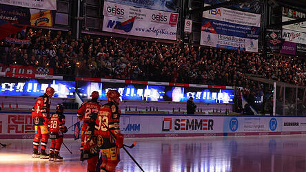 Vor heimischen Fans wollen die Deggendorfer den ersten Sieg in den Playoffs einfahren.