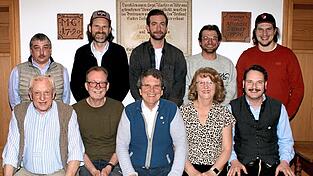 Die neue Vorstandschaft des EV Aich: hinten v.l. Hubert Kreidenweis, Andreas Koller, Stefan Urzinger, Max Retzer und Christian Koller und vorne v.l. Franz Molnar, Heinz Bauer, Hanns Koller, Petra Koller und Andreas Hartl.