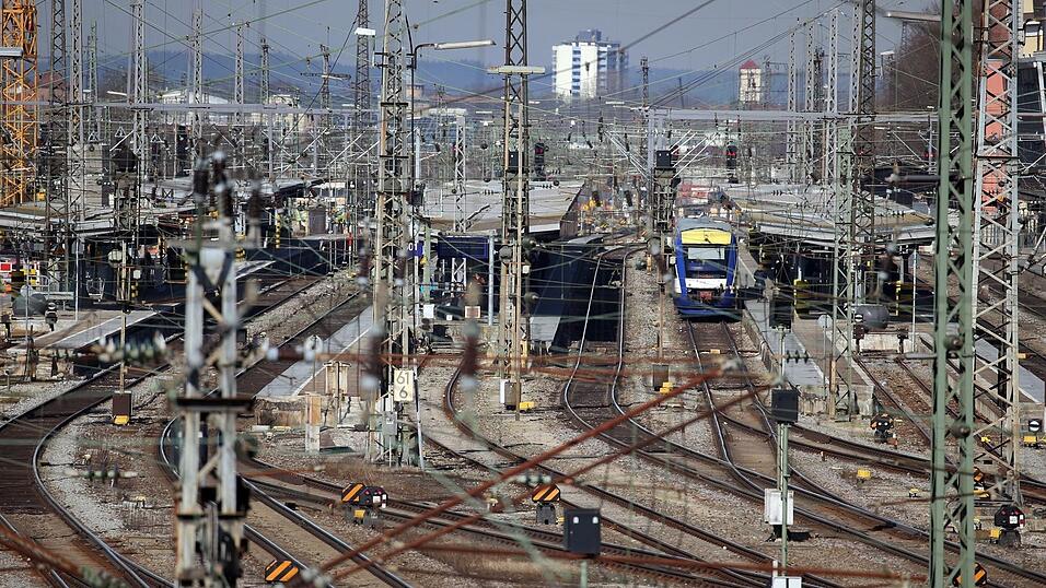 Der Augsburger Hauptbahnhof wurde abgesperrt. (Archivbild) Der Augsburger Hauptbahnhof wurde abgesperrt. (Archivbild)