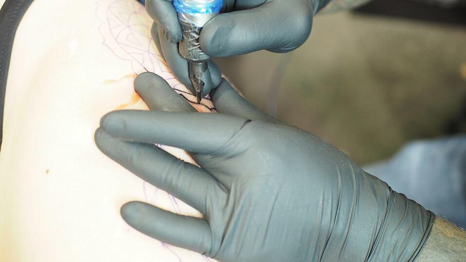 Rund 40 Aussteller und etwa 90 Tattoo-Künstler sind auf der Tattoo Convention in Straubing vertreten. Rund 40 Aussteller und etwa 90 Tattoo-Künstler sind auf der Tattoo Convention in Straubing vertreten.