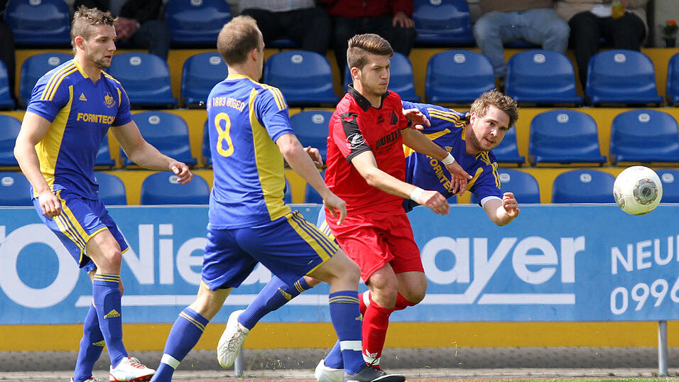 Der TSV Bogen versetzte dem Favoriten aus Affing in der Nachspielzeit den Lucky Punch und siegte mit 2:1 (Foto: Schindler). Der TSV Bogen versetzte dem Favoriten aus Affing in der Nachspielzeit den Lucky Punch und siegte mit 2:1 (Foto: Schindler).