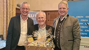 Erwin Huber (Mitte) hielt die Rede zum 40-j&auml;hrigen Bestehen des CSU-Ortsverbandes Straubing-S&uuml;d und wurde von CSU-Kreisvorsitzendem und Oberb&uuml;rgermeister Markus Pannermayr (links) und Stadtrat und Vorsitzendem des Ortsverbandes Straubing-S&uuml;d Franz Schreyer (rechts) mit einem Pr&auml;sent bedacht.