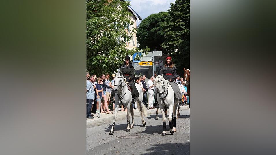 Die schönsten Augenblicke des historischen Drachenstich-Festzuges 2016. Die schönsten Augenblicke des historischen Drachenstich-Festzuges 2016.