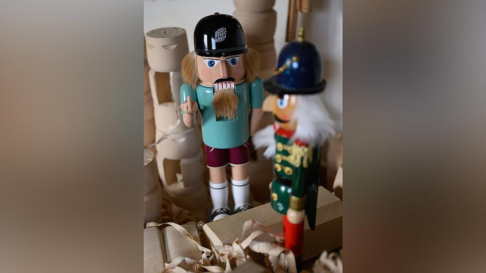 Hölzerner Rebell: Der erzgebirgische Nussknacker zeigt Billigkopien aus Fernost den Stinkefinger. Hölzerner Rebell: Der erzgebirgische Nussknacker zeigt Billigkopien aus Fernost den Stinkefinger.