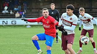 Neuzugang Christoph Schwander (in Rot) f&uuml;hrt die K&ouml;tztinger Mannschaft in seiner Premierensaison gleich als Kapit&auml;n aufs Feld.
