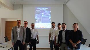 Auf Landau als B&uuml;hne f&uuml;r Innovation im Bereich KI freuen sich: B&uuml;rgermeister Matthias Kohlmayer (v.l.) Reinhard Saller, Gesch&auml;ftsf&uuml;hrer des Niederbayern-Forums, Alfred Haslbeck, Mitgr&uuml;nder des Ecosystems Smart Niederbayern, Kulturamtsleiter Michael Steinberger, der stellvertretende K&auml;mmerer Xaver Brandhuber, Gesch&auml;ftsleiter Alexander Oswald und Wirtschaftsreferentin Vanessa Hofmann.