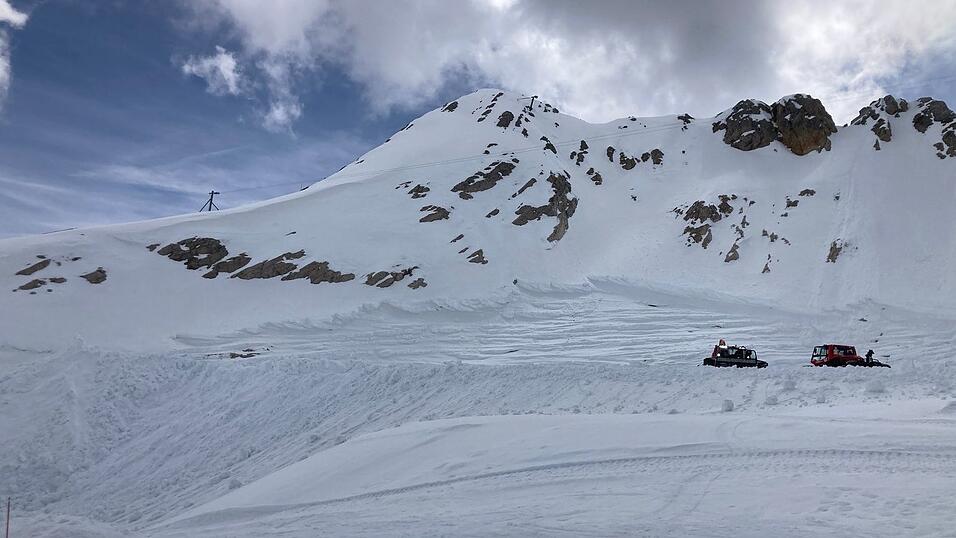 Von den Schneedepots aus dem Frühjahr ist nach dem heißen Sommer weniger als die Hälfte übrig. Von den Schneedepots aus dem Frühjahr ist nach dem heißen Sommer weniger als die Hälfte übrig.