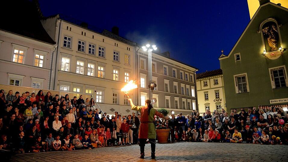 Mittelalter-Flair und super Stimmung: Die lange Einkaufsnacht 'Schlaflos' war gleichzeitig der Auftakt zum Mittelalter-Fest in Straubing. Mittelalter-Flair und super Stimmung: Die lange Einkaufsnacht 'Schlaflos' war gleichzeitig der Auftakt zum Mittelalter-Fest in Straubing.