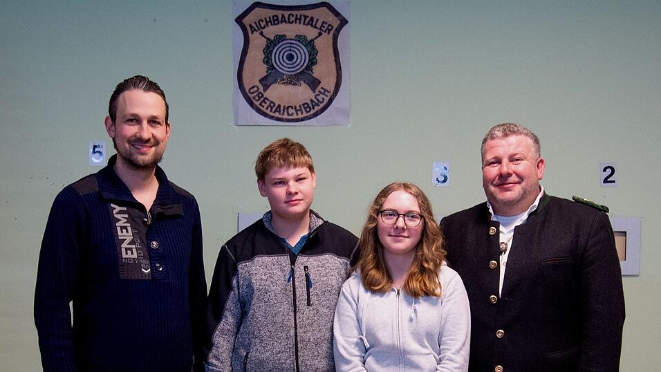 Sch&uuml;tzenmeister Alexander Bischoff und sein Vize Martin Breuher begr&uuml;&szlig;ten die Neumitglieder Florian Kindsm&uuml;ller (2.v.l.) und Ida M&uuml;ller bei den Aichbachtaler Sch&uuml;tzen.