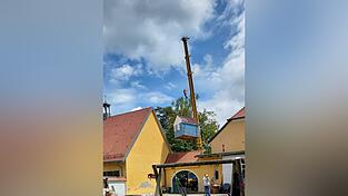 Hier fliegt das Haus &uuml;ber den Torbogen.
