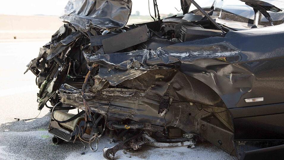 Horror-Unfall am Sonntag auf der B15 neu bei Neufahrn im Landkreis Landshut. Ein 26-jähriger Mann wurde dabei lebensgefährlich verletzt.