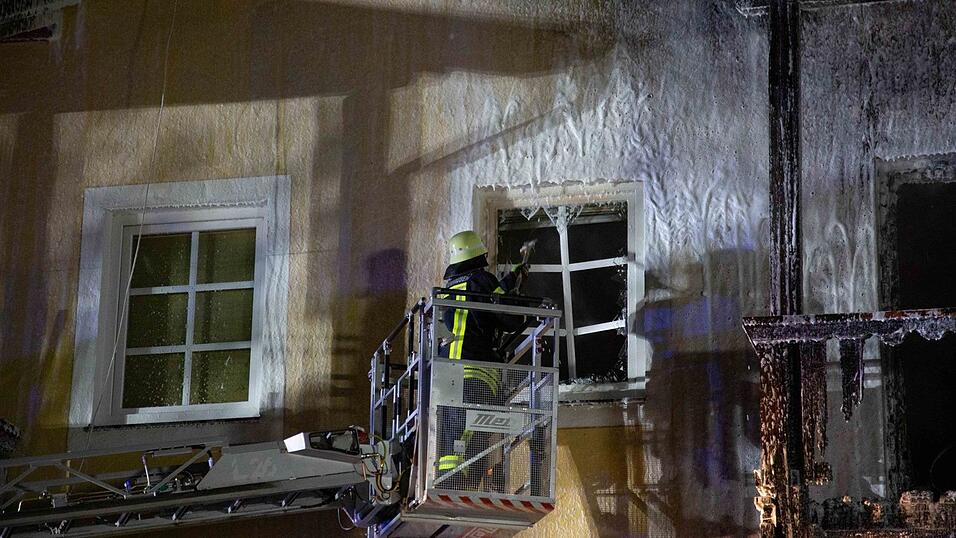 Beim Brand eines Mehrfamilienhaus in Reisbach sind in der Nacht auf Samstag vier Menschen ums Leben gekommen. Mindestens 20 weitere wurden verletzt. Beim Brand eines Mehrfamilienhaus in Reisbach sind in der Nacht auf Samstag vier Menschen ums Leben gekommen. Mindestens 20 weitere wurden verletzt.