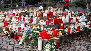 Viele Menschen kommen zum Tatort und legen Blumen und Kerzen ab.