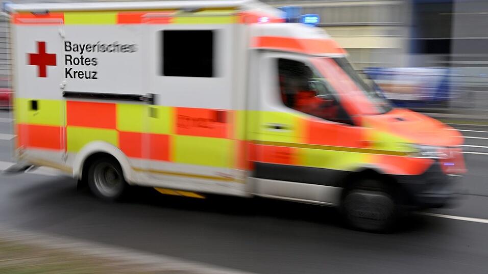 Alle fünf Insassen wurden verletzt und ins Krankenhaus gebracht. (Symbolbild)