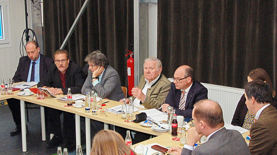 In der Probebühne im Theaterzelt fand die Sitzung des Zweckverbandes Landestheater Niederbayern statt. Damit die Verbandsräte die schwierigen Umstände sehen, unter denen in Landshut Theater gemacht wird, so Zweckverbandsvorsitzender Manfred Hölzlein (Vierter von links). In der Probebühne im Theaterzelt fand die Sitzung des Zweckverbandes Landestheater Niederbayern statt. Damit die Verbandsräte die schwierigen Umstände sehen, unter denen in Landshut Theater gemacht wird, so Zweckverbandsvorsitzender Manfred Hölzlein (Vierter von links).