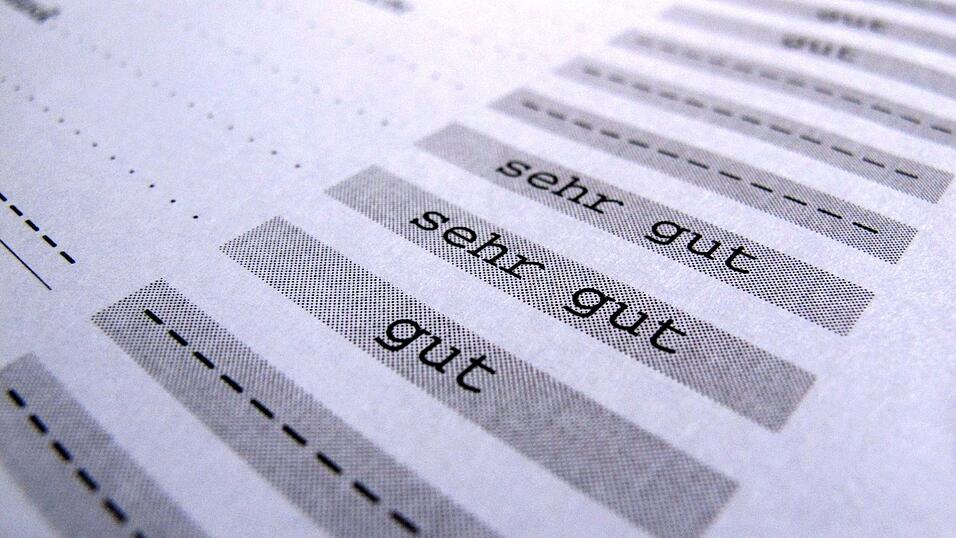 Zeugnisse von Sch&uuml;lern liegen auf dem Tisch eines Gymnasiums in Kaufbeuren.