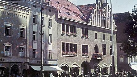 Hier startete vor 80 Jahren die Politik nach dem Kriegsende: 1946 zog der erste frei gew&auml;hlte Stadtrat in das Rathaus (Aufnahme aus den 1940er-Jahren).