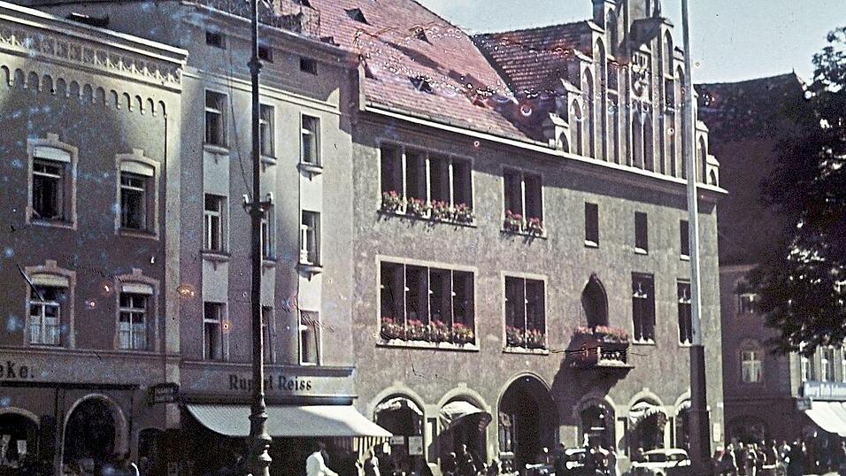 Hier startete vor 80 Jahren die Politik nach dem Kriegsende: 1946 zog der erste frei gewählte Stadtrat in das Rathaus (Aufnahme aus den 1940er-Jahren). Hier startete vor 80 Jahren die Politik nach dem Kriegsende: 1946 zog der erste frei gewählte Stadtrat in das Rathaus (Aufnahme aus den 1940er-Jahren).