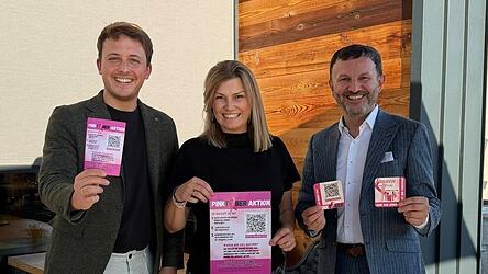Nadja Altmann hatte die Idee f&uuml;r den &bdquo;Pinktober&ldquo; in der Region, unterst&uuml;tzt wird sie von der Krebs-Selbsthilfegruppe f&uuml;r Frauen, von Pfarrer Thomas Winderl, von MdL Julian Preidl (l.), B&uuml;rgermeister Markus Hofmann (r.) sowie von vielen Firmen und Betrieben in der Region.