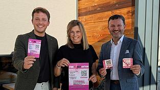 Nadja Altmann hatte die Idee für den „Pinktober“ in der Region, unterstützt wird sie von der Krebs-Selbsthilfegruppe für Frauen, von Pfarrer Thomas Winderl, von MdL Julian Preidl (l.), Bürgermeister Markus Hofmann (r.) sowie von vielen Firmen und Betrieben in der Region. Nadja Altmann hatte die Idee für den „Pinktober“ in der Region, unterstützt wird sie von der Krebs-Selbsthilfegruppe für Frauen, von Pfarrer Thomas Winderl, von MdL Julian Preidl (l.), Bürgermeister Markus Hofmann (r.) sowie von vielen Firmen und Betrieben in der Region.
