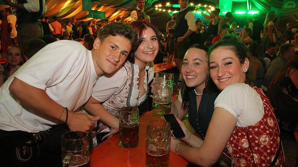 Viele Landshuter feierten am Freitagabend auf der Bartlmädult. Viele Landshuter feierten am Freitagabend auf der Bartlmädult.
