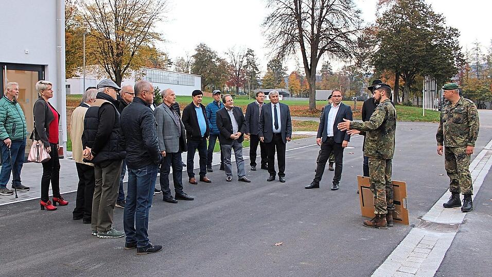 Oberstleutnant Stefan Sch&ouml;nberger und Brigadegeneral Andreas K&uuml;hne (rechts) f&uuml;hrte die G&auml;ste durch die Kaserne.