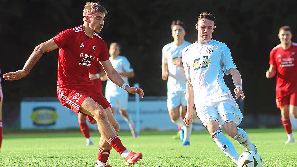 Wiedersehen im Pokal: Für Landshuts Mittelfeldmotor Tobias Steer (rechts) ist das Duell mit dem SV Erlbach ein besonderes - letzte Saison lief er noch für die Rot-Weißen auf. Wiedersehen im Pokal: Für Landshuts Mittelfeldmotor Tobias Steer (rechts) ist das Duell mit dem SV Erlbach ein besonderes - letzte Saison lief er noch für die Rot-Weißen auf.