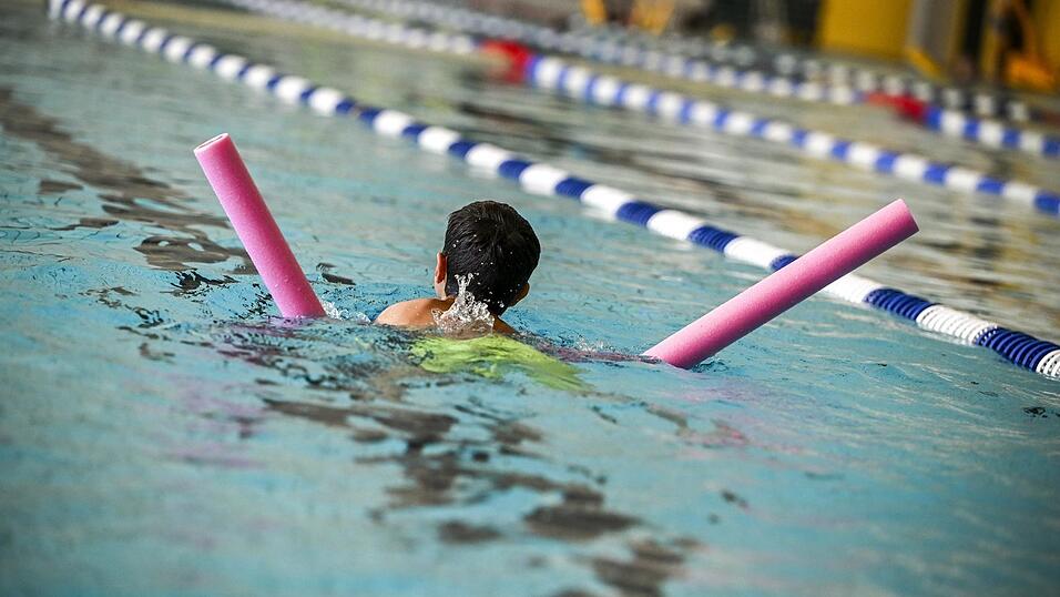 &bdquo;Es ist eine Selbstverst&auml;ndlichkeit, dass man schwimmen kann&ldquo;, findet Landrat Franz L&ouml;ffler und appelliert an die Eltern, sich des Themas anzunehmen. Der Landkreis bezuschusst die Schwimmkurse, damit sie f&uuml;r jeden leistbar sind und auch die Badbetreiber diese Kurse anbieten k&ouml;nnen.