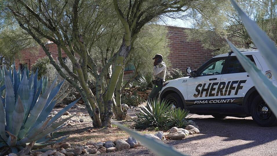 Medien und Polizeikr&auml;fte sind rund um die Uhr am Haus von Nancy Guthrie zu sehen.