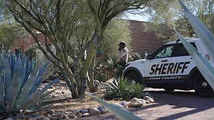 Medien und Polizeikräfte sind rund um die Uhr am Haus von Nancy Guthrie zu sehen. Medien und Polizeikräfte sind rund um die Uhr am Haus von Nancy Guthrie zu sehen.