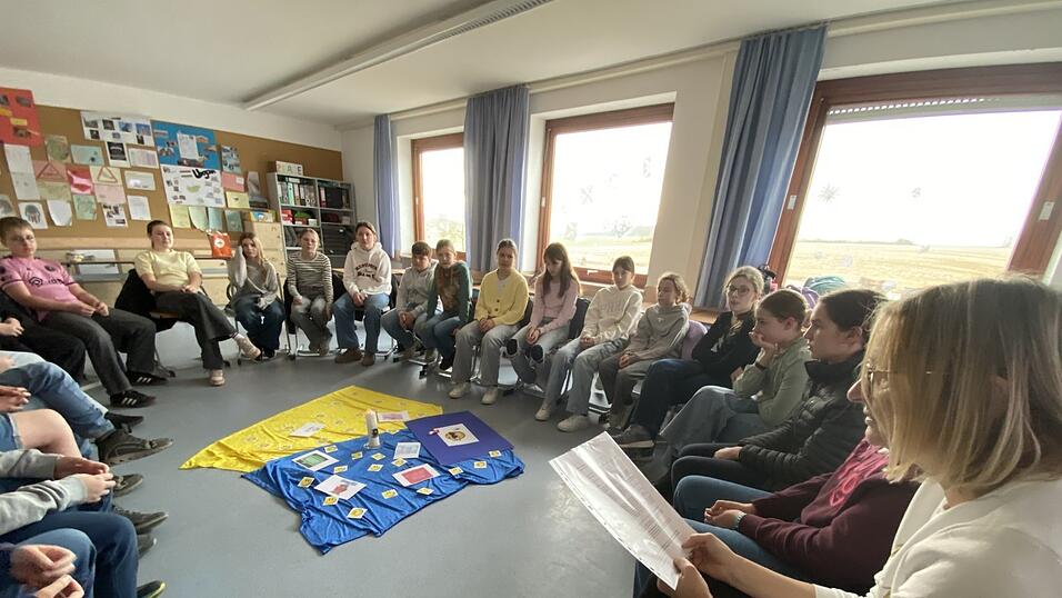 Immer Montag morgen steht nach dem Marchtaler Plan in der ersten Stunde ein Morgenkreis auf der To-Do-Liste. Dabei bereitet die Lehrerin ein Thema vor. Diesmal ging es um Zusammenhalt.