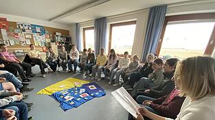 Immer Montag morgen steht nach dem Marchtaler Plan in der ersten Stunde ein Morgenkreis auf der To-Do-Liste. Dabei bereitet die Lehrerin ein Thema vor. Diesmal ging es um Zusammenhalt.