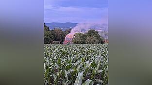 Schon von Weitem war am Sonntagabend der Dachstuhlbrand eines Hauses in Falkenstein zu sehen. Schon von Weitem war am Sonntagabend der Dachstuhlbrand eines Hauses in Falkenstein zu sehen.
