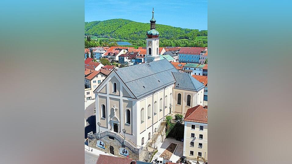 Bis das Gotteshaus, wie hier auf einem Foto aus dem Sommer, in neuem Glanz erstrahlen konnte, dauerte es sieben Jahre. Übrigens: Die Wahl der Farbe resultierte aus einer Vorgabe des Amtes für Denkmalschutz. Bis das Gotteshaus, wie hier auf einem Foto aus dem Sommer, in neuem Glanz erstrahlen konnte, dauerte es sieben Jahre. Übrigens: Die Wahl der Farbe resultierte aus einer Vorgabe des Amtes für Denkmalschutz.