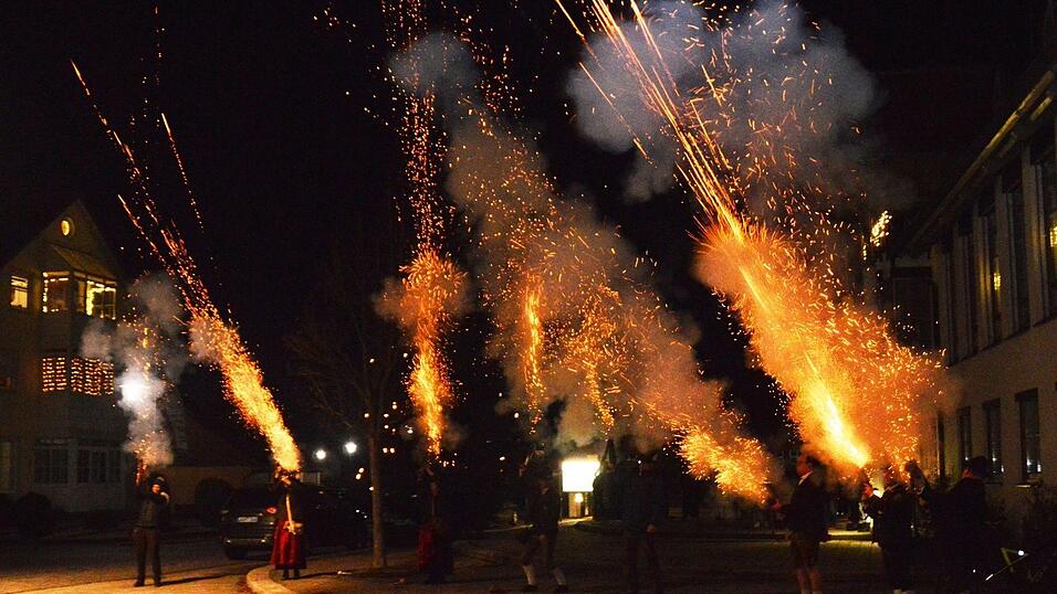 Die Niederaichbacher Böllerschützen begrüßten vor dem Rathaus mit ihren unüberhörbaren Salven das neue Jahr. Die Niederaichbacher Böllerschützen begrüßten vor dem Rathaus mit ihren unüberhörbaren Salven das neue Jahr.
