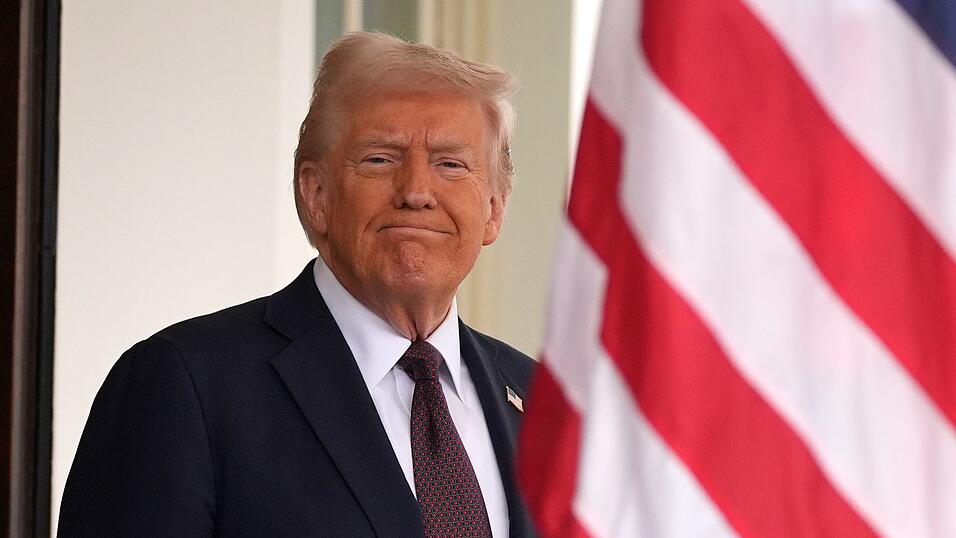 Mit seinem Dekret hob Trump einen mehr als 20 Jahre alten Erlass des damaligen US-Präsidenten Clinton auf. Mit seinem Dekret hob Trump einen mehr als 20 Jahre alten Erlass des damaligen US-Präsidenten Clinton auf.